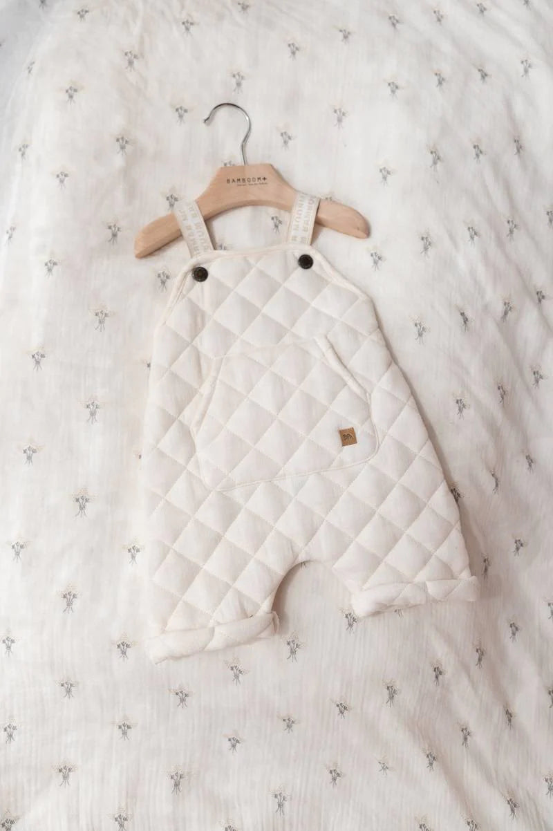 Salopette con t-shirt froufrou