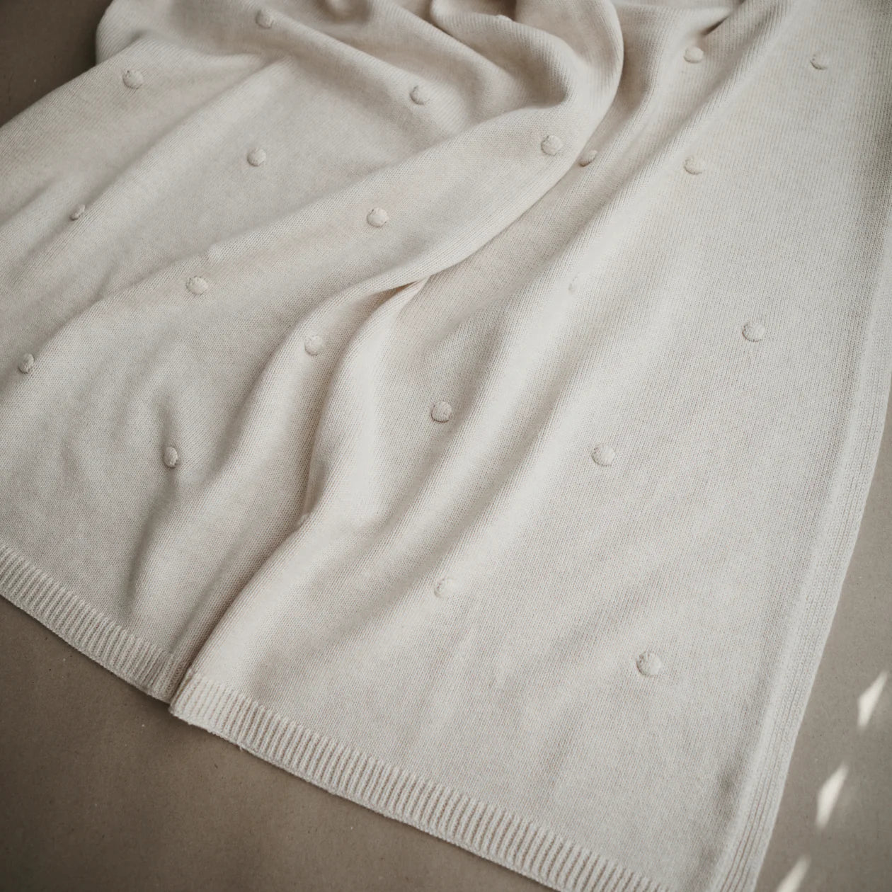 Coperta con puntini testurizzati lavorati a maglia -BeigeMelange