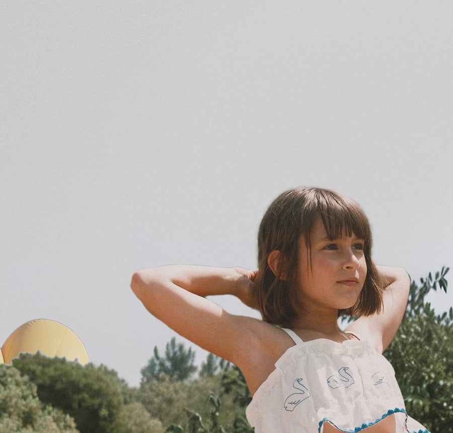 Bambina all'aperto con un completo Babe & Dress
